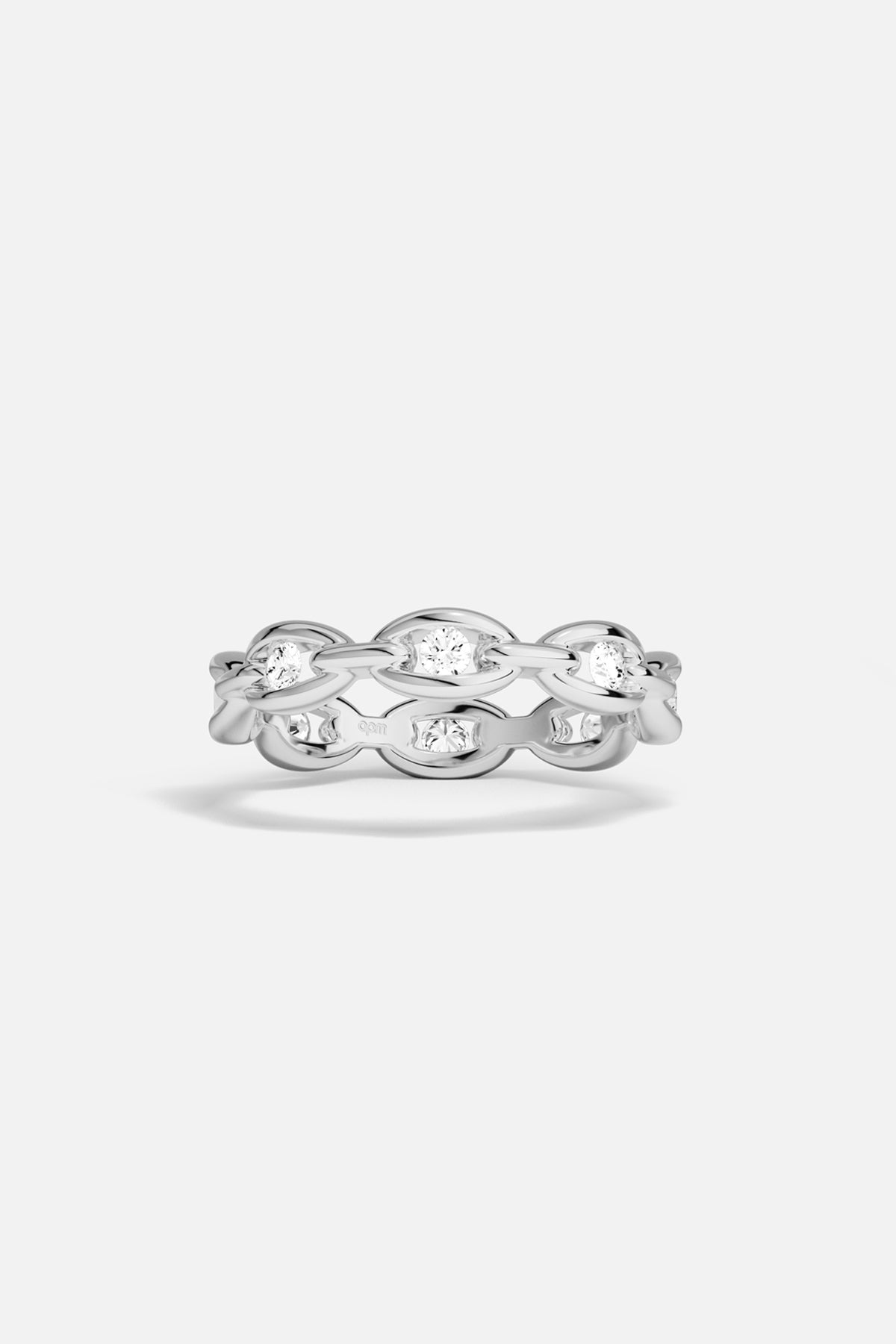 APM Chain Ring in rhodium finish, linked elegance with a quiet sparkle.