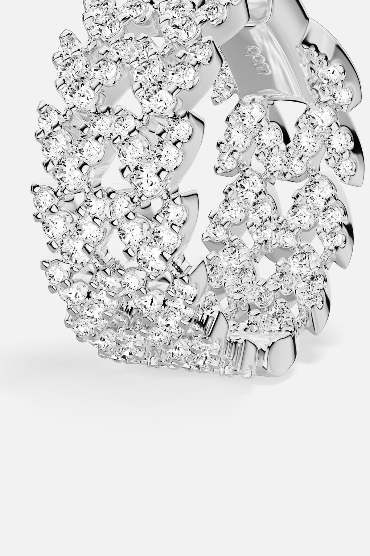 APM chain-link ring in rhodium finish, sparkling with bold, contemporary allure.