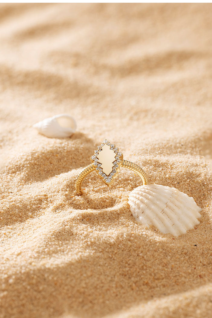 APM Monaco Pavé Éclat Ring in Yellow Gold on soft beach