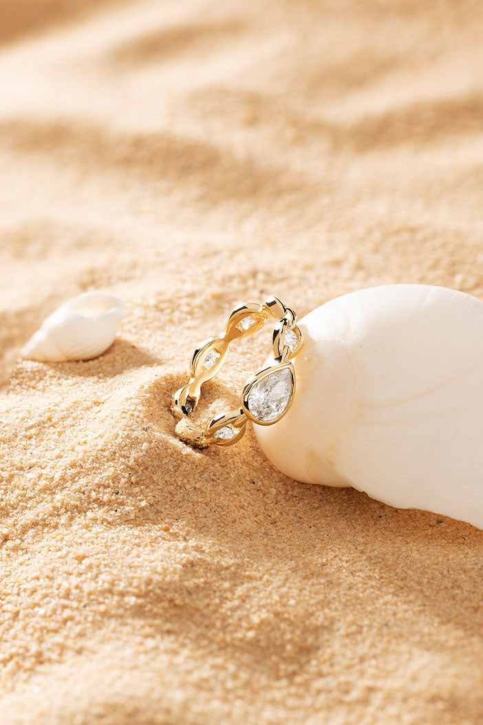 APM Monaco Éclat Chain Ring in Yellow Gold on beach
