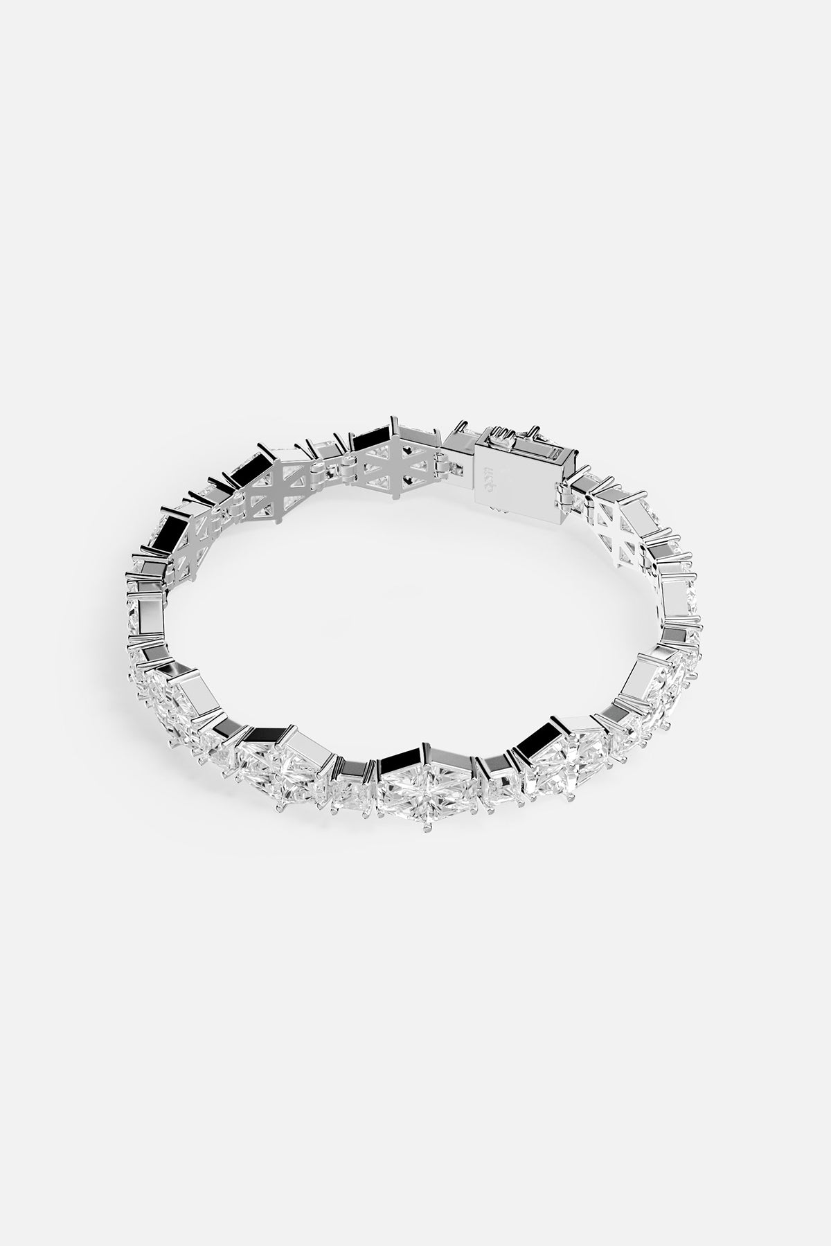 APM Bracelet in rhodium finish, a luminous line of quiet elegance.