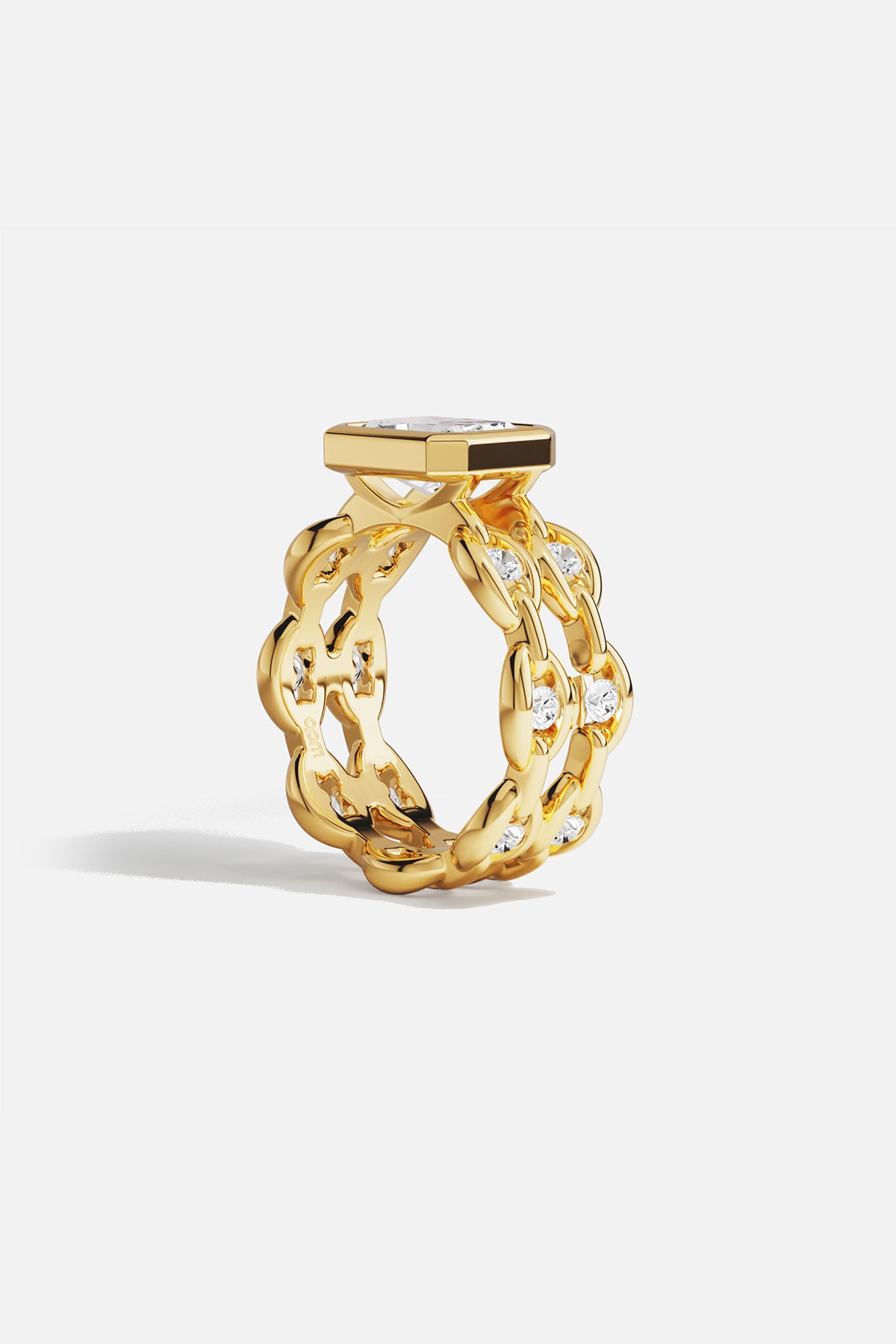 APM chain ring in golden color, bold elegance with a luminous sparkle.