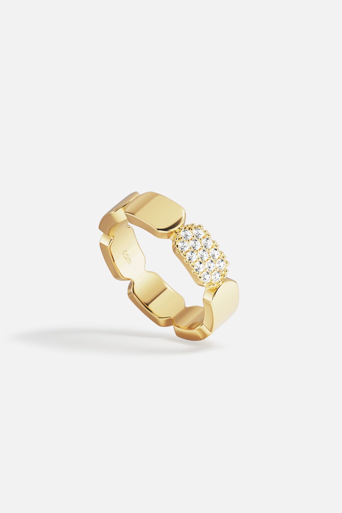 APM Ring, sculpted links in golden color with a shimmering pavé statement.