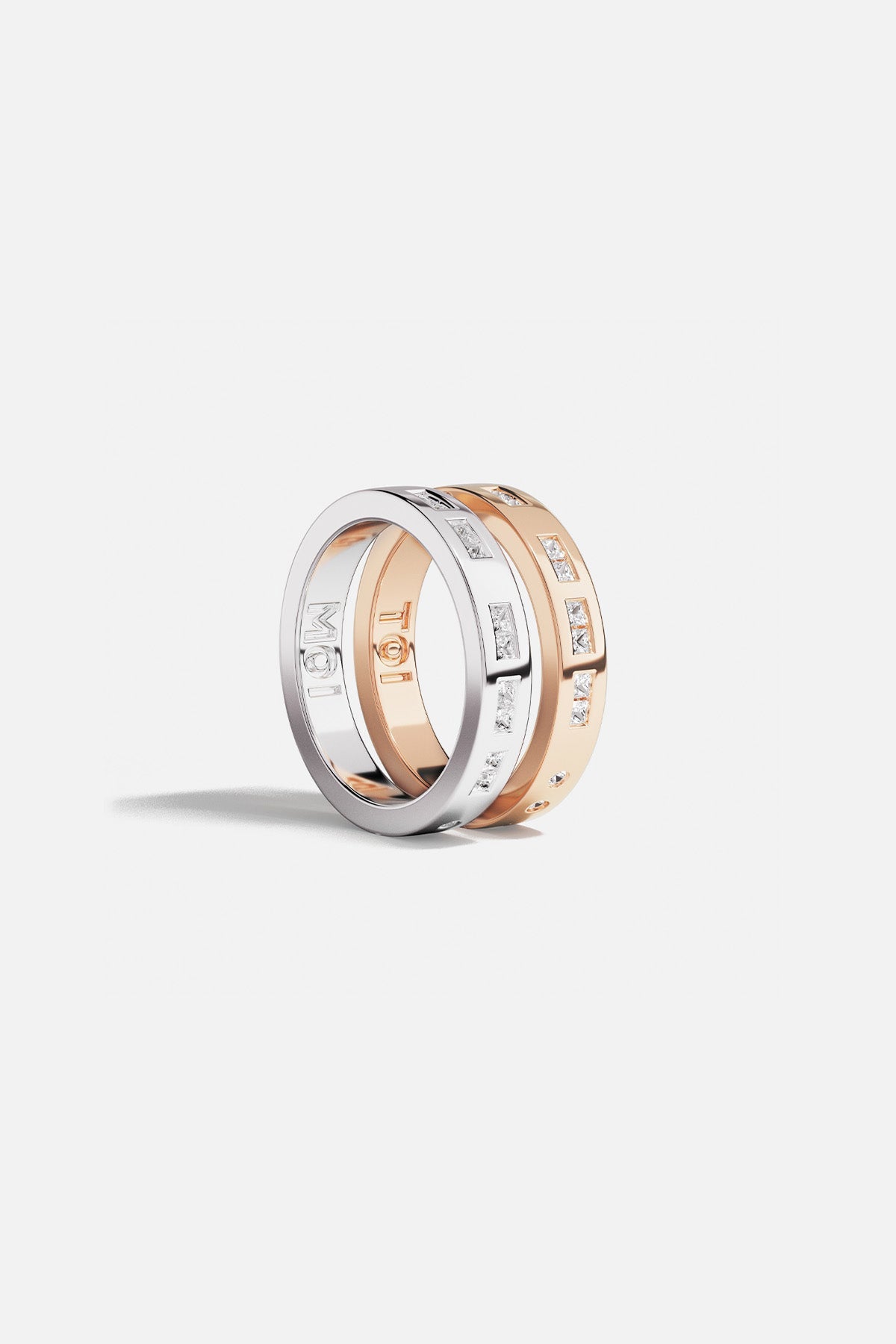 Rings APM Monaco: three stacked rings in white metal with MOI, rose gold with TOI, and yellow gold with diamonds.