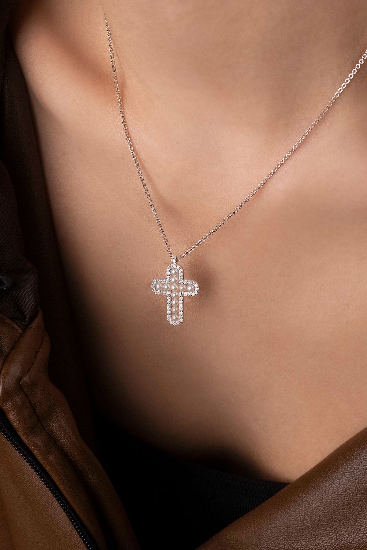 APM Monaco Cross Adjustable Necklace with Pearls in Silver